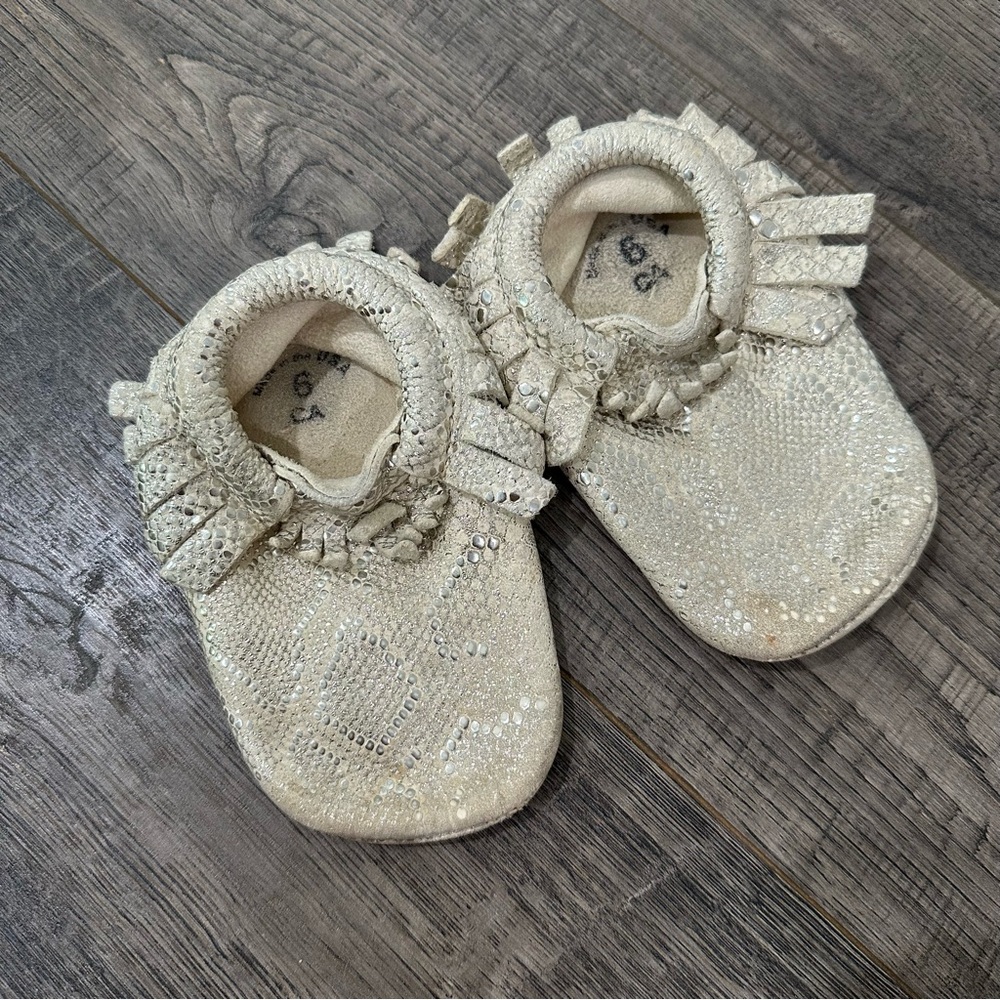 Freshly picked mocks shoes baby walker size 6 leather gold pattern